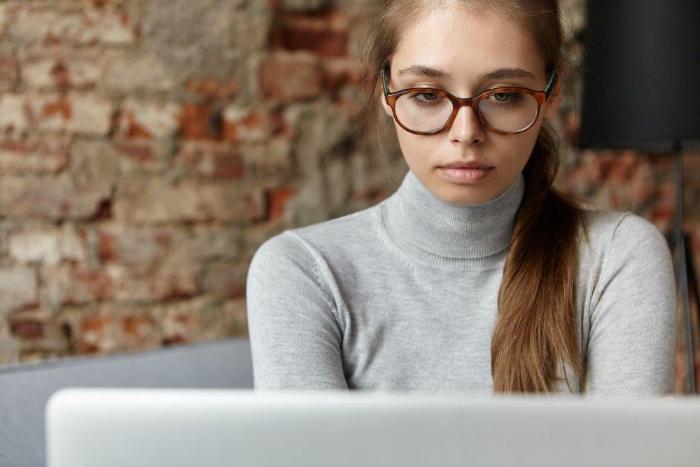 Cum afectează timpul petrecut în fața ecranelor sănătatea ochilor și ce soluții există