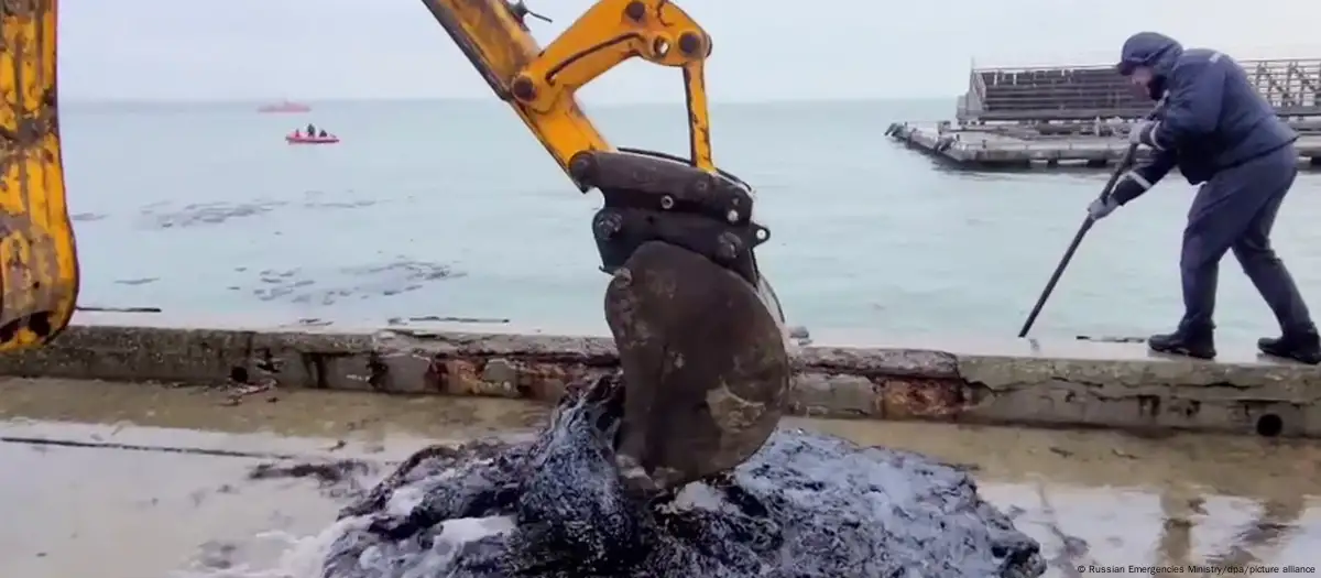 O nouă cantitate de păcură s-a scurs în Marea Neagră. Rusia a intervenit