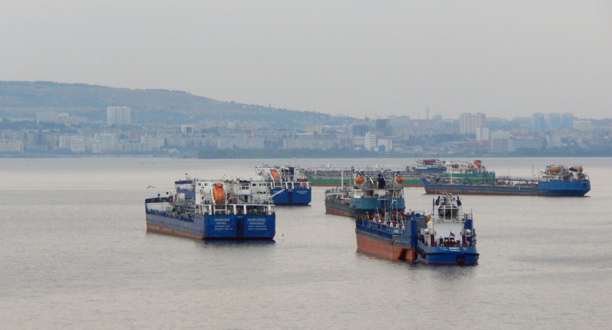 Păcura de la petrolierele rusești se strânge cu lopeți