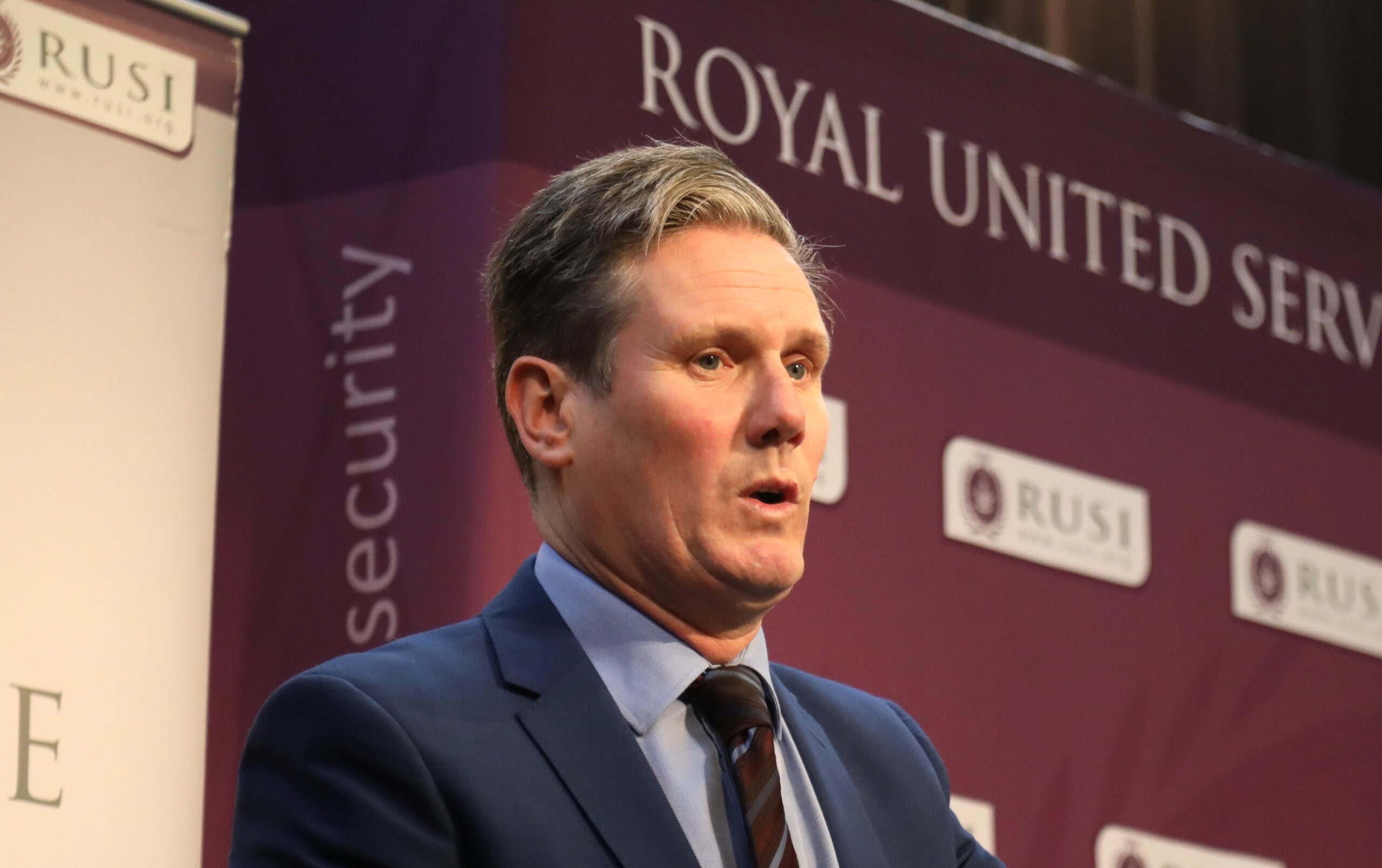 Premierul socialist al Regatului Unit primește cu brațele deschise un extremist care urăște „albii” și vrea uciderea „sioniștilor” și polițiștilor