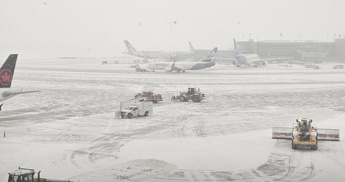 Viscolul pune în pericol traficul aerian. Informații de ultimă oră