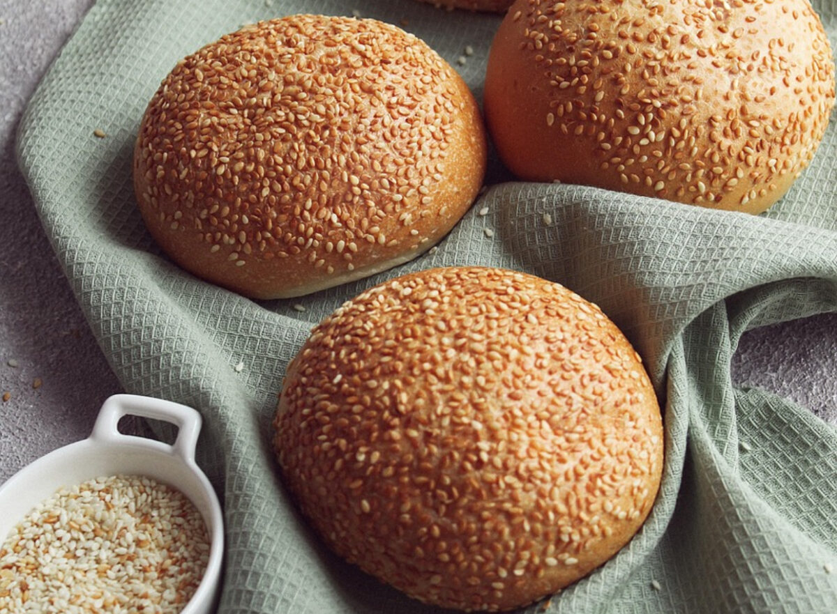 Chifle cu susan și miere. Ponturi pentru a ieși pufoase și aromate