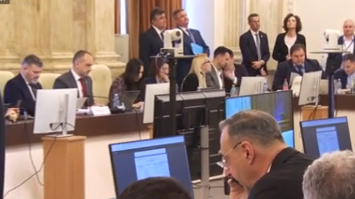 Scandal pe buget. CCR vrea medicamente din banii publici