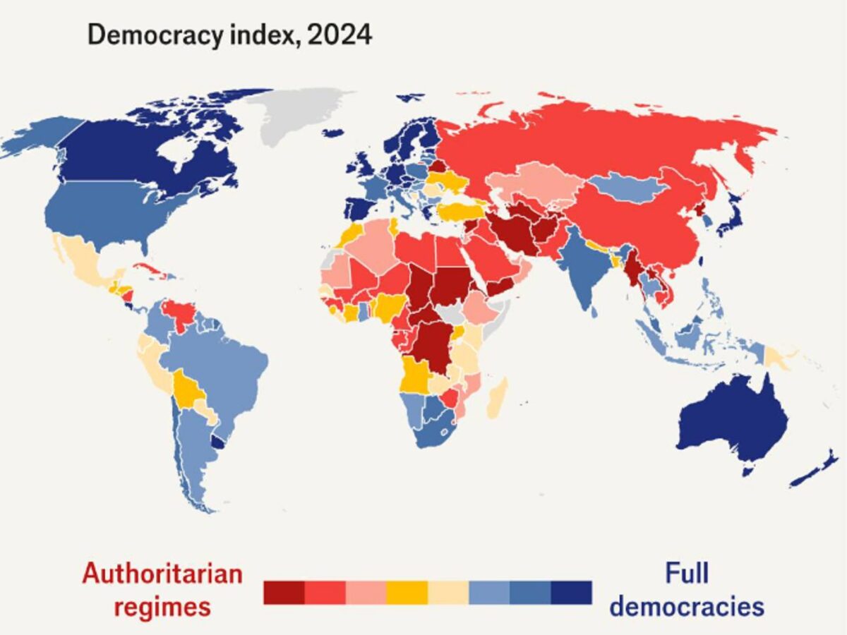 România, retrogradată de la „democraţie deficitară” la „regim hibrid”