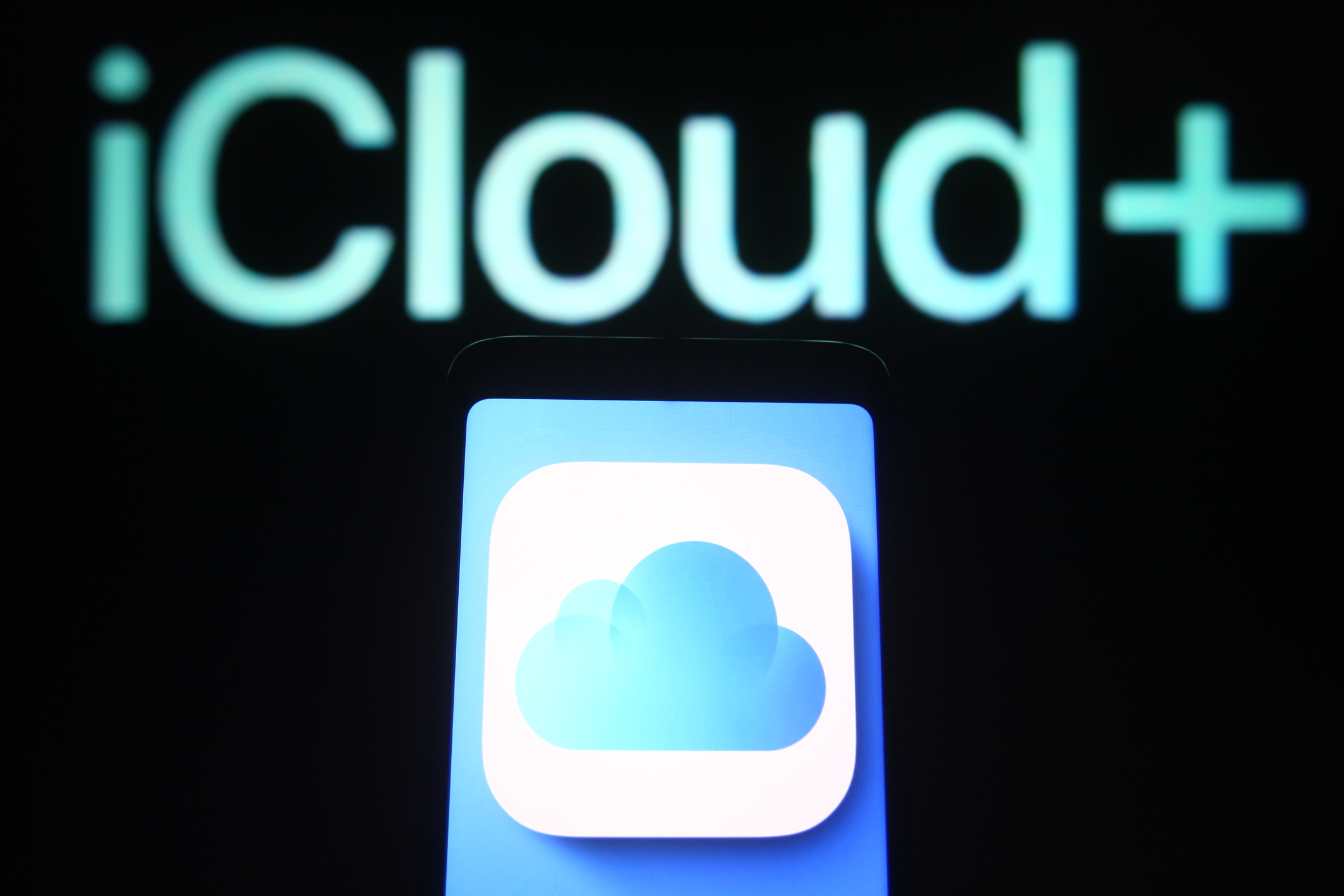 O escrocherie masivă vizează utilizatorii iPhone. Mesaje false despre spațiul iCloud