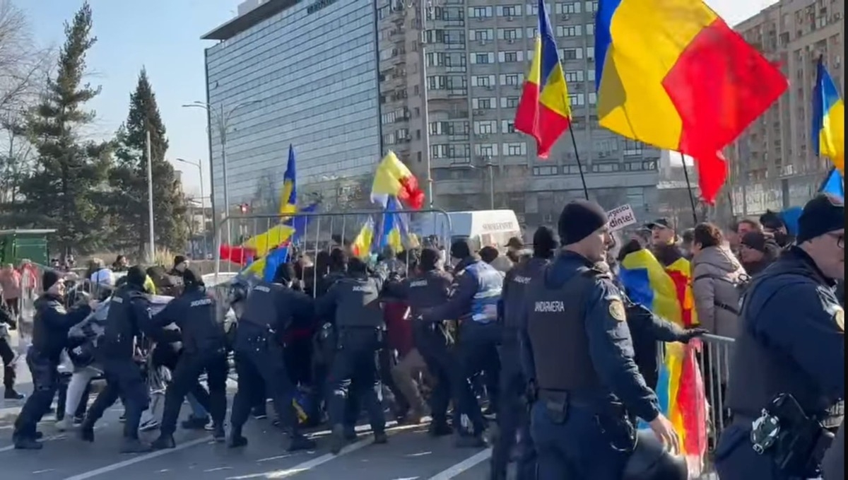 Incidente grave în Piața Victoriei. Jandarmii au folosit gaze lacrimogene