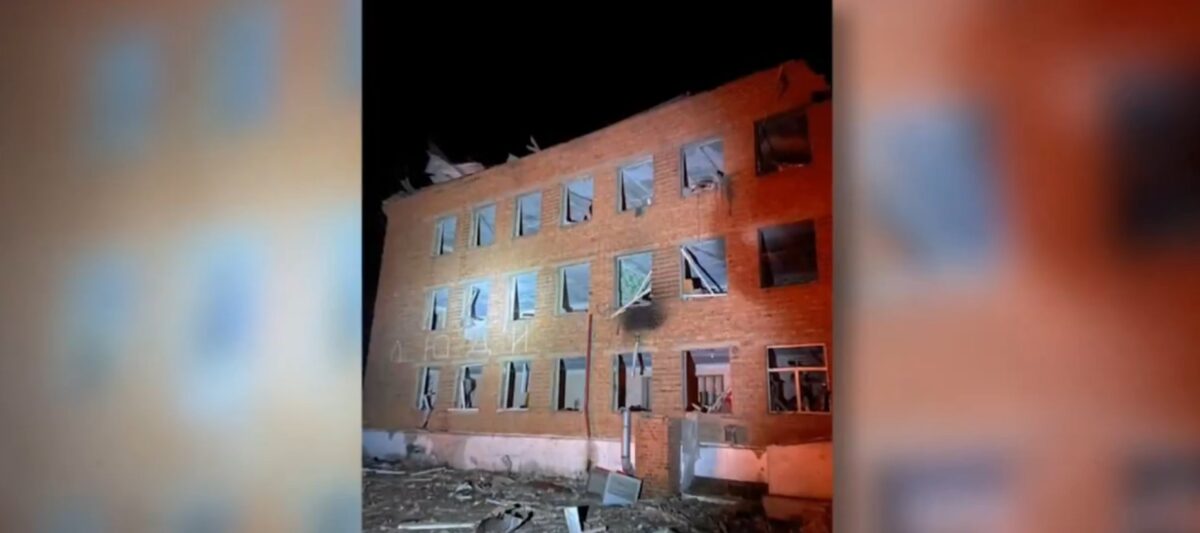 Un internat din Sudja, lovit de o bombă aeriană. Zelenski: Așa poartă războiul Rusia