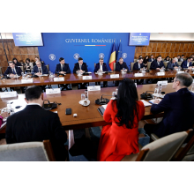 Cabinetul Ciolacu, într-o poziție vulnerabilă: Cea mai gravă criză politică. Analiză Bloomberg