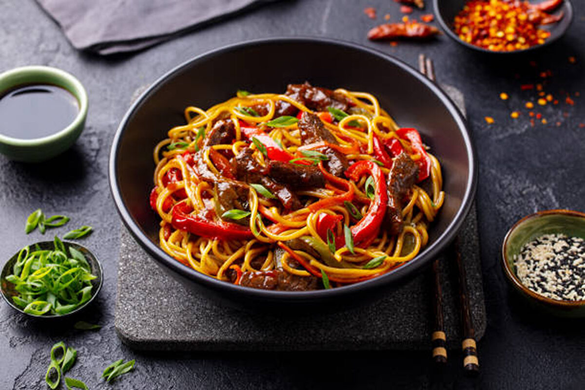 Rețetă delicioasă de Noodles cu vită. Ai nevoie doar de câteva ingrediente pentru un deliciu