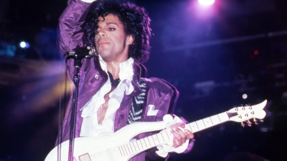 Povestea nespusă a lui Prince: faima, depresia și medicamentul fatal