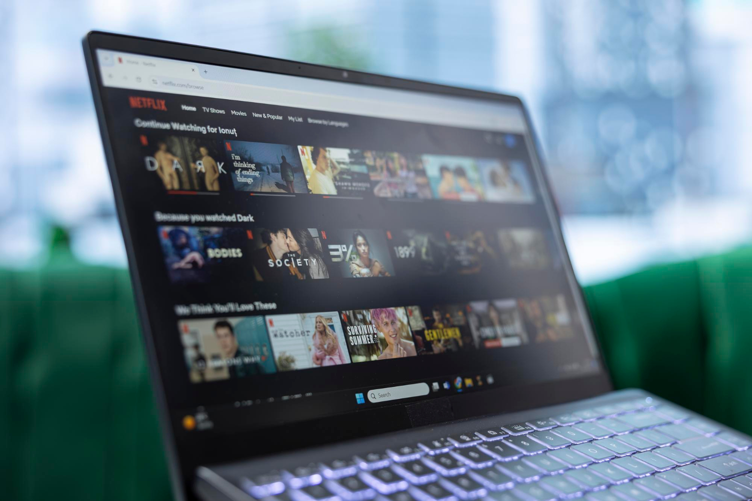 Thrillerul despre tsunami-ul de Crăciun din 2004, disponibil pe Prime Video