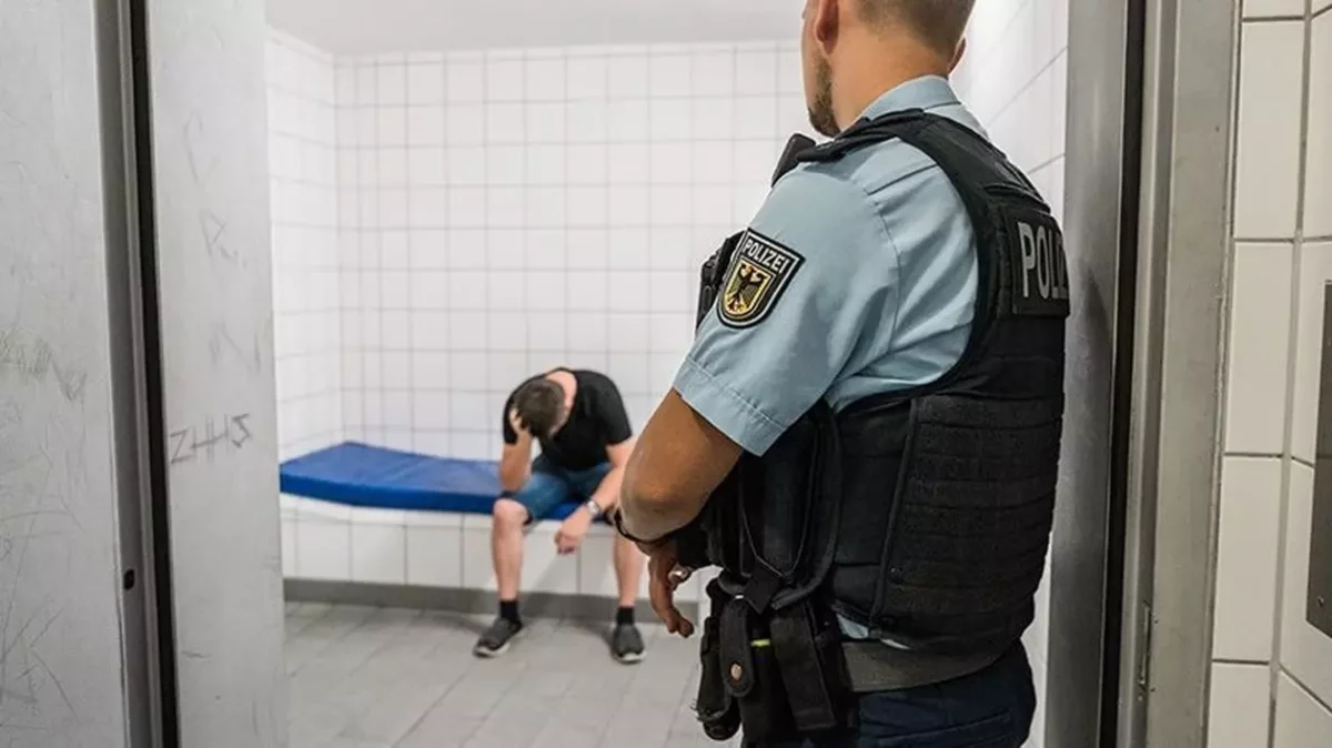 Elev român, arestat de trupele de elită germane pentru o crimă brutală