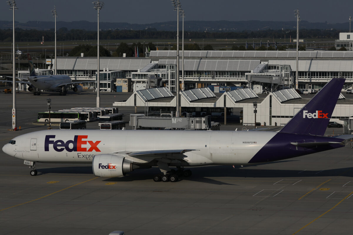 Un avion FedEx a aterizat de urgență după o coliziune cu o pasăre