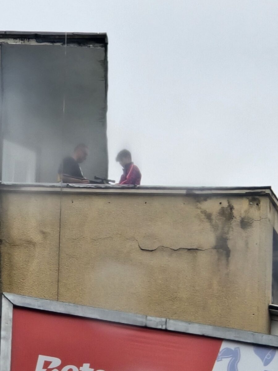 Un bărbat cu o armă de tip lunetă, pe terasa unui bloc din Sectorul 1. Poliția a fost alertată