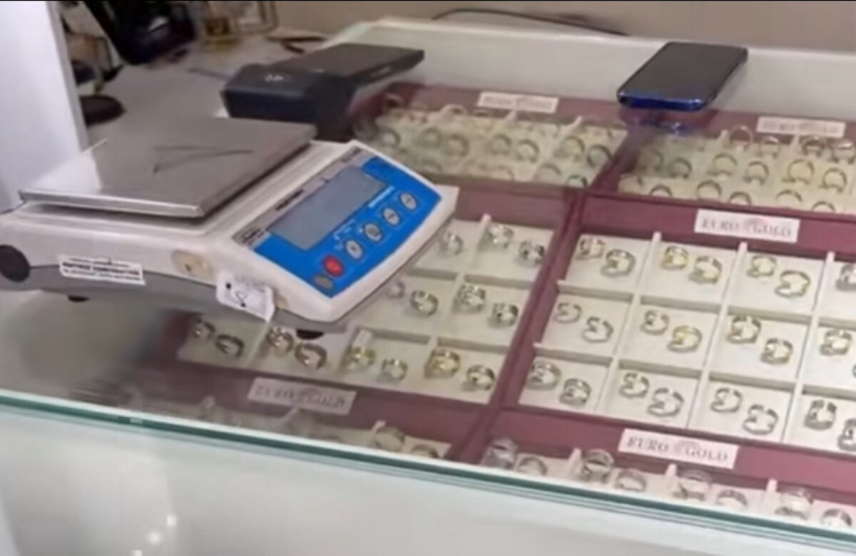 Comercianții de bijuterii care vând oțel îmbrăcat în aur. Ce a descoperit Piedone