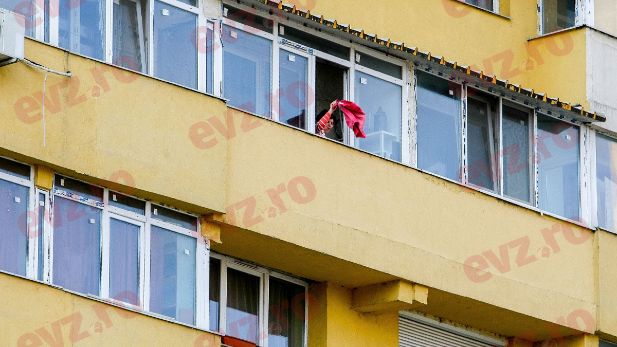 Amenzi de până la 6000 de lei pentru românii care își lasă frigiderul sau salteaua în fața scării