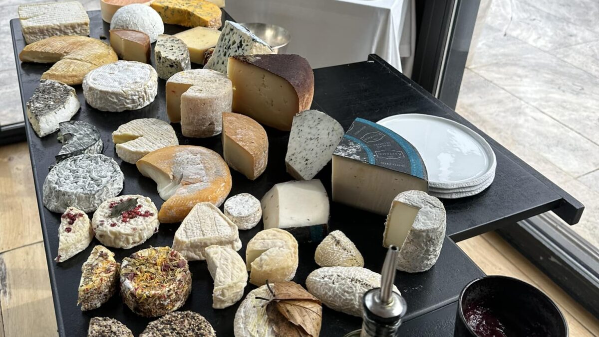 De ce nu ar trebui să mâncăm pâine cu brânză. O combinație culinară periculoasă