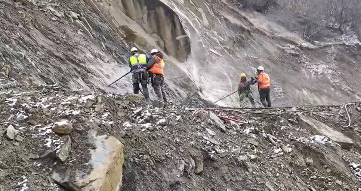 Căderi de stânci pe DN 10. Programul restricțiilor de trafic