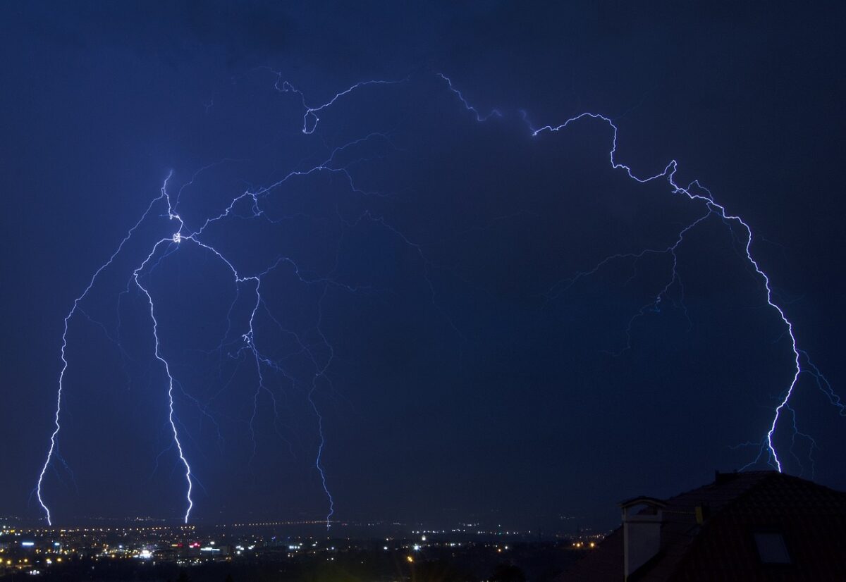 Prognoza meteo, 14 martie. Se dezlănțuie urgia. Averse, descărcări electrice și vijelii