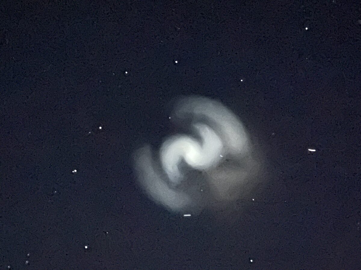 Apariția bizară care a speriat lumea. O spirală albastră s-a învârtit puternic pe cer. Video