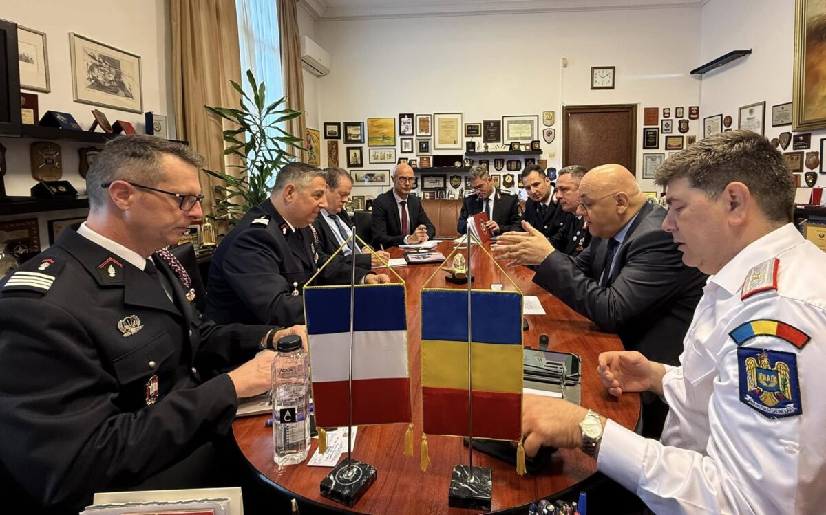 MAI se luptă cu un val de știri false despre instituție: Erau pompieri, nu jandarmi francezi