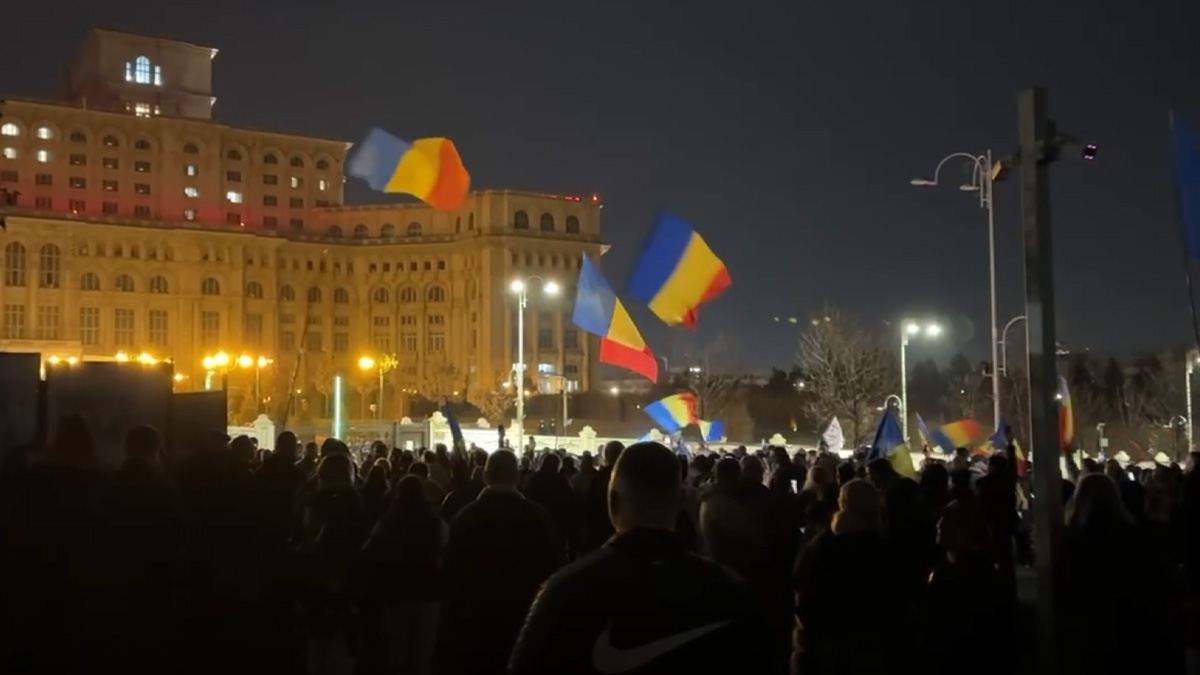 Fanii lui Călin Georgescu, protest la CCR. Sunt și membri ai galeriei FCSB