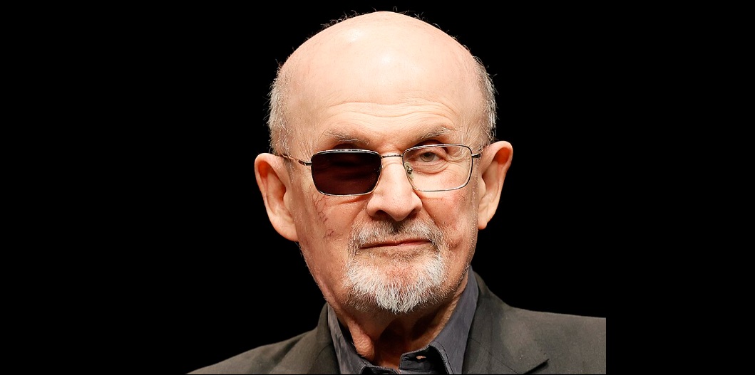 Autorul „Versetelor Satanice”, prima carte după tentativa de asasinat