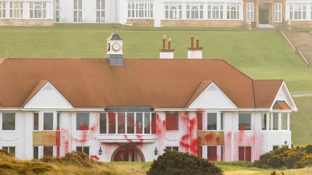 Revolte anti-Trump. Terenul de golf al președintelui SUA, vandalizat. Proteste și la Londra