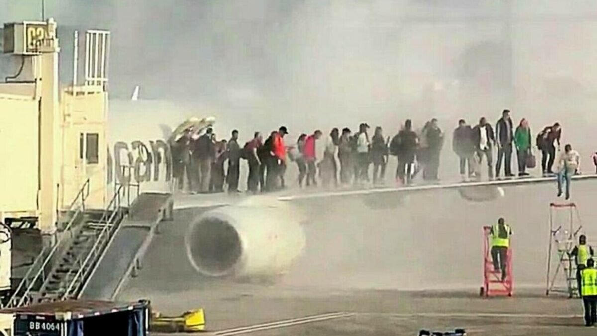 Incident aviatic grav. Un avion a luat foc imediat după aterizare