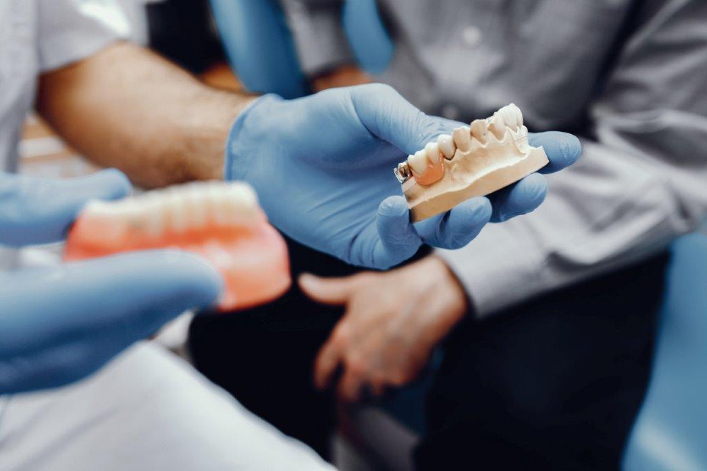 5 pași importanți pentru alegerea corectă a unui implant dentar
