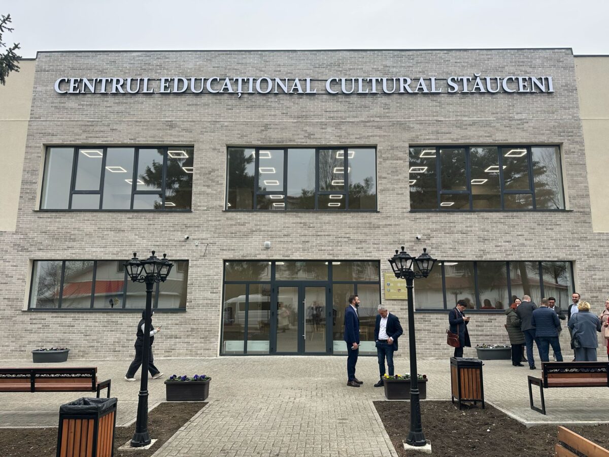 La 107 ani de la Unirea Basarabiei cu România, primarul Oradiei inaugurează un centrul cultural la Stăuceni
