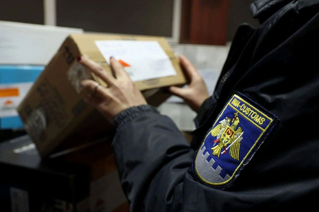 O nouă taxă de doi euro pentru coletele care ajung în UE din afara blocului comunitar. Cum se calculează suma pentru comenzile online