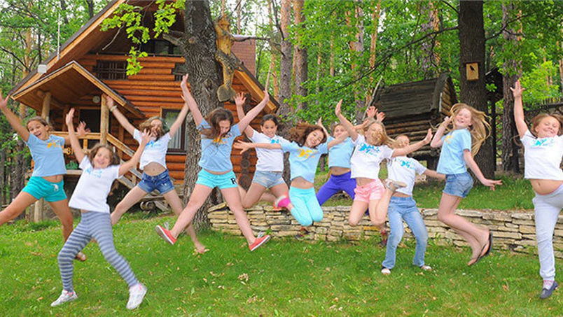 Copiii din familii vulnerabile vor primi bilete gratuite pentru taberele de vară