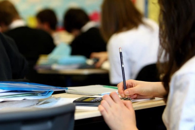 Dosarul de fraudare a examenelor de Bacalaureat. Cinci persoane au fost reținute