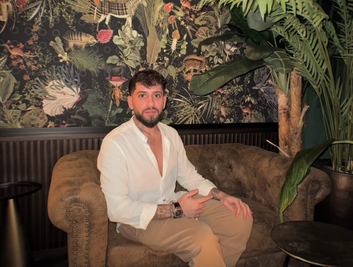 Băiatul Clejanilor vrea să câștige un Grammy, dar stă prin cluburi, în Dubai