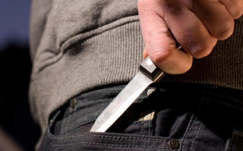 Doi tineri au înjunghiat un bărbat ce se pregătea pentru o partidă de amor sub un balcon