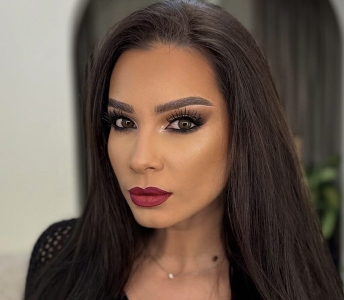 Iuliana Luciu, DJ într-un club de fițe din Capitală. Cine o susține