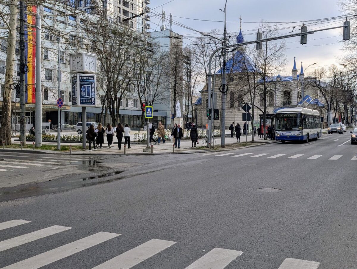 În atenția șoferilor. Traficul pe una dintre cele mai importante artere din Chișinău, suspendat