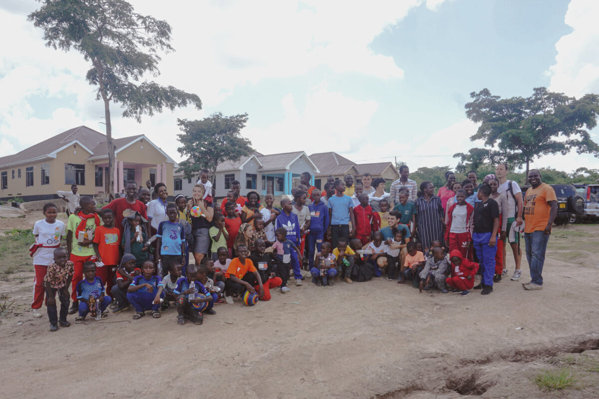 Doi orădeni au construit un sat pentru orfanii din Tanzania