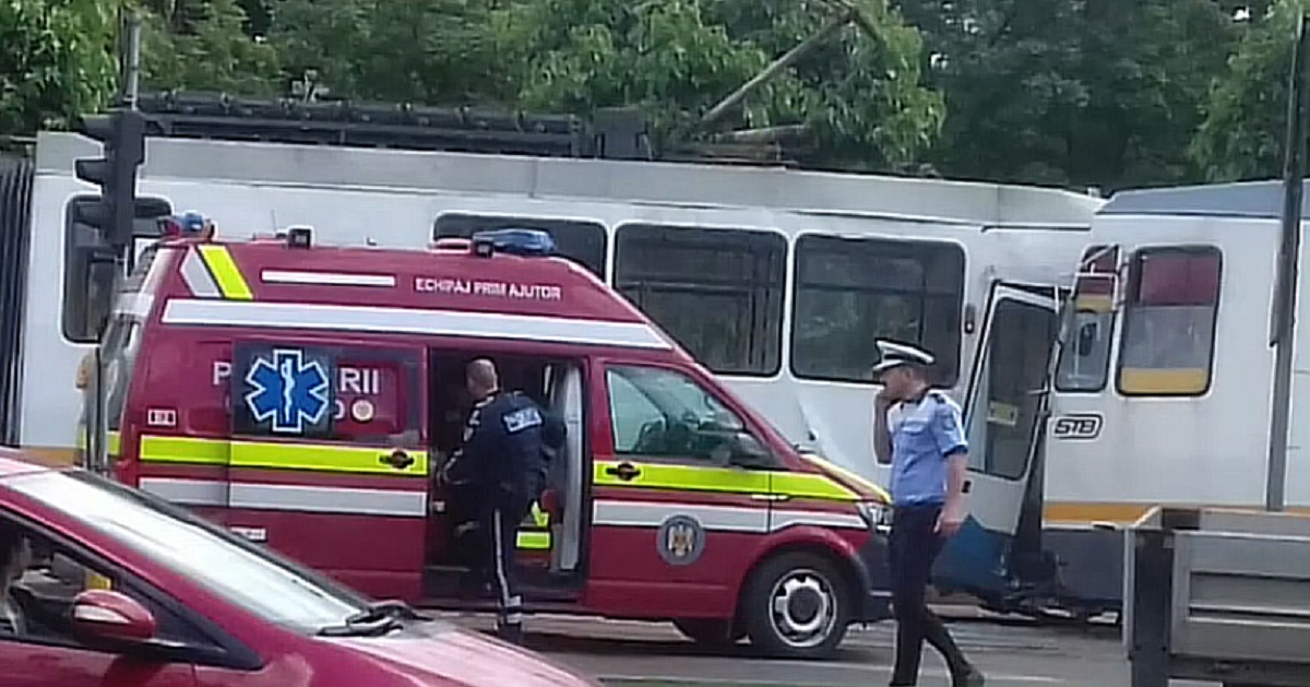 Accident între două tramvaie în București. Circulație restricționată și două persoane rănite