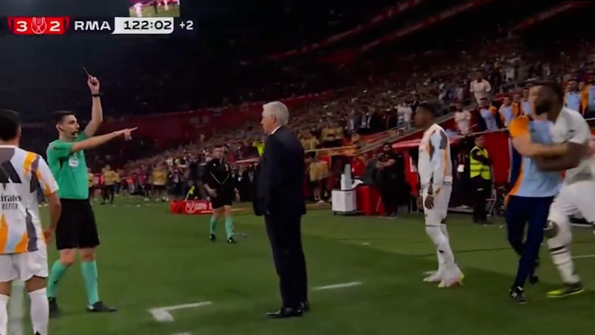 Suspendarea pe care o riscă fundașul lui Real Madrid, după ce a aruncat cu un obiect în arbitru. Video