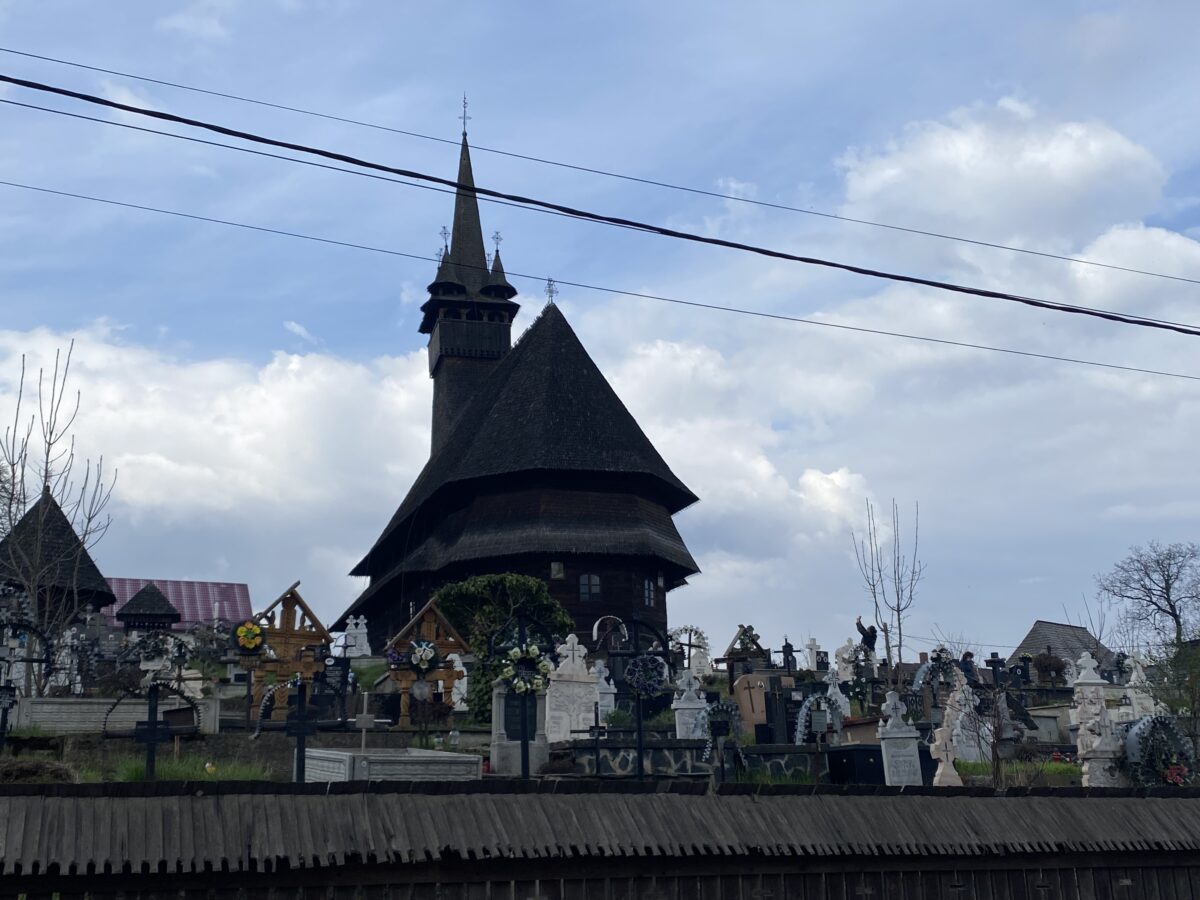 Sfinții de lemn și haiducul Pintea. Povestea unei biserici de legend