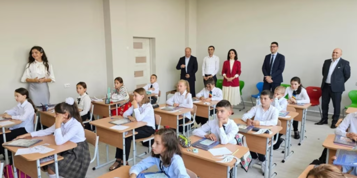 Directorii de școli vor preda cel mult 8 ore, inspectorii 6. Legea, publicată în Monitorul Oficial