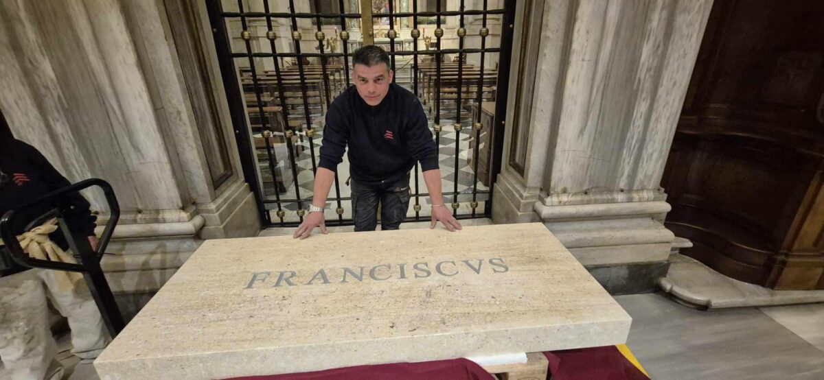 Un român din diaspora, parte din echipa care a lucrat la cripta Papei Francisc