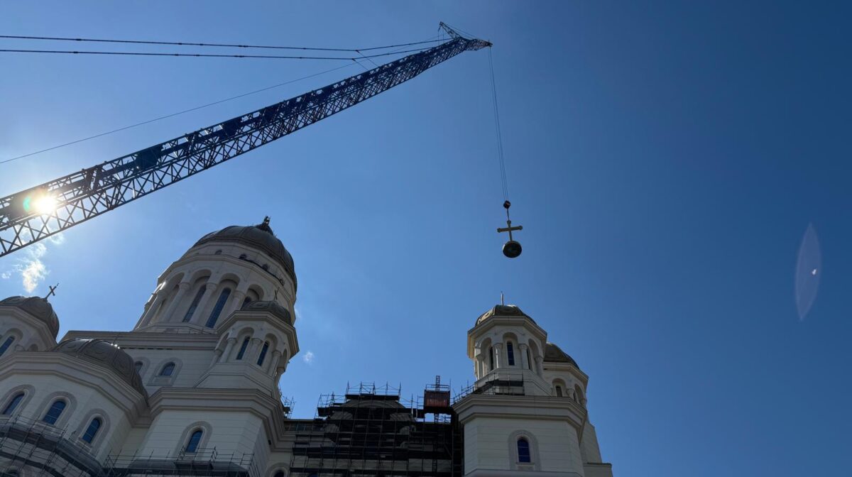 A fost montată crucea de pe turla mare a Catedralei Mântuirii. Cântărește 7 tone. Foto