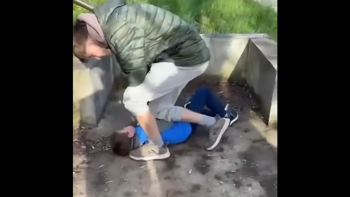 Imagini revoltătoare. Copil lovit cu bestialitate de un adolescent, în Bihor. Video