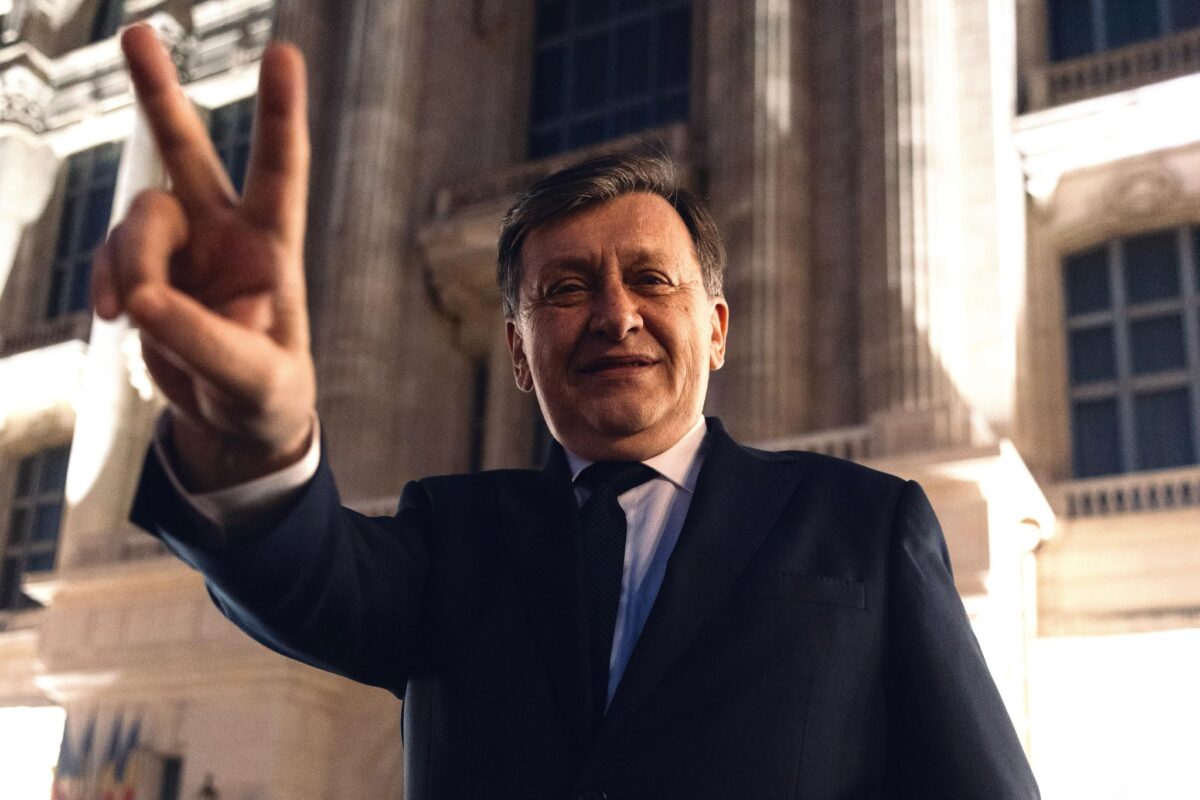 Antonescu a prezentat documentul de la CNSAS care atestă lipsa unei colaborări cu Securitatea. Update