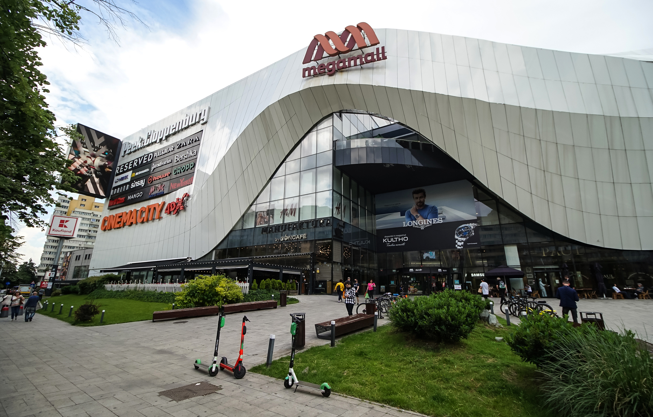 Mall-urile din București își reduc consumul de energie. Ce măsuri iau marile centre comerciale