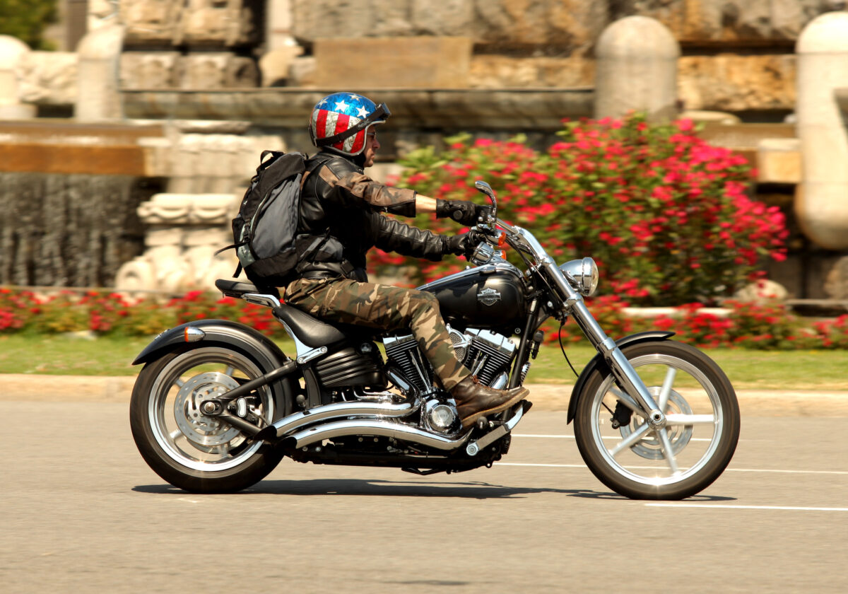 Motocicletele ar putea circula pe benzile de autobuz și parca pe trotuar