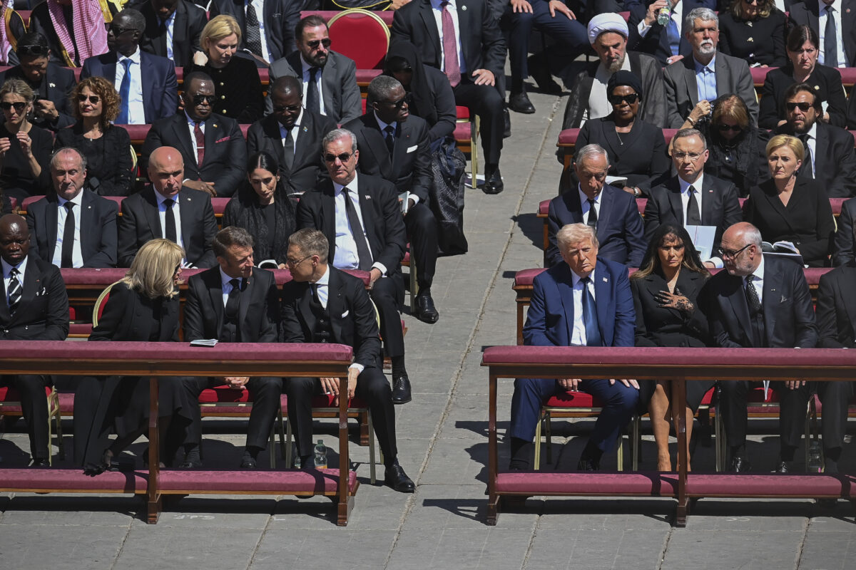 Discuție privată la Vatican, între Zelenski și Trump. Concluzia lui Macron